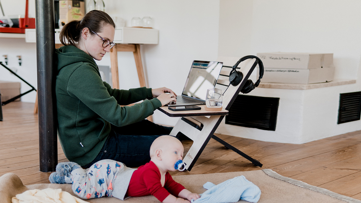 Homeoffice Women working on Laptop and Child