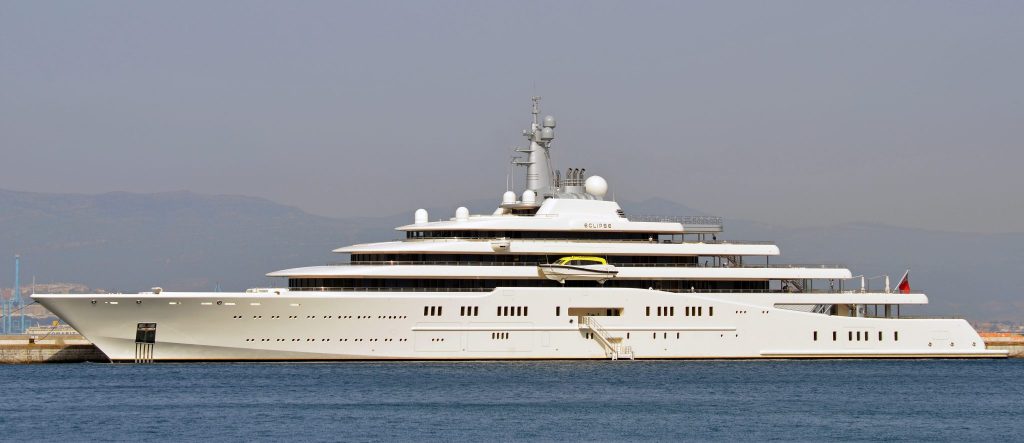 CO2-slingshot of the rich - a superyacht: The "Eclipse" of billionaire Roman Abramovich. According to calculations by R. Wilk and B. Barros, a superyacht with a permanent crew, helipad, submarines and pools, emits around 7,020 tons of CO2 per year, making it by far the most polluting possession you can buy. (Photo: Wikipedia/CC BY-SA 2.0)