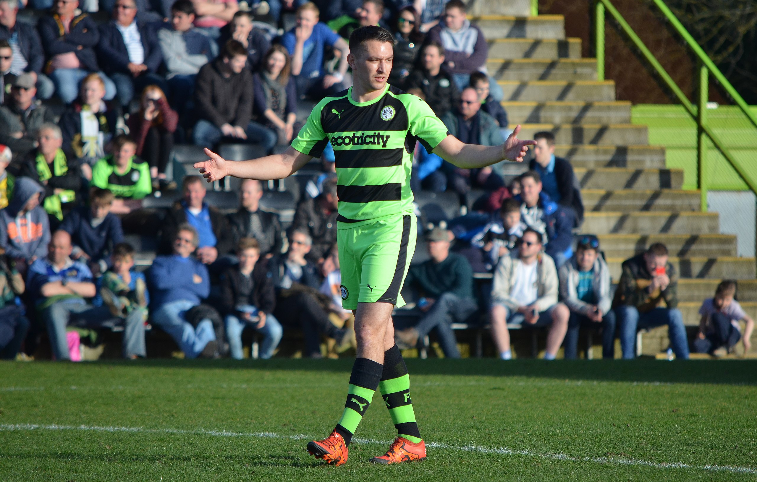 Photo Nick (Creative Commons Attribution 2.0 Generic) Link: (https://commons.wikimedia.org/wiki/File:Forest_Green_Rovers_V_Aldershot_(25955244222).jpg)
